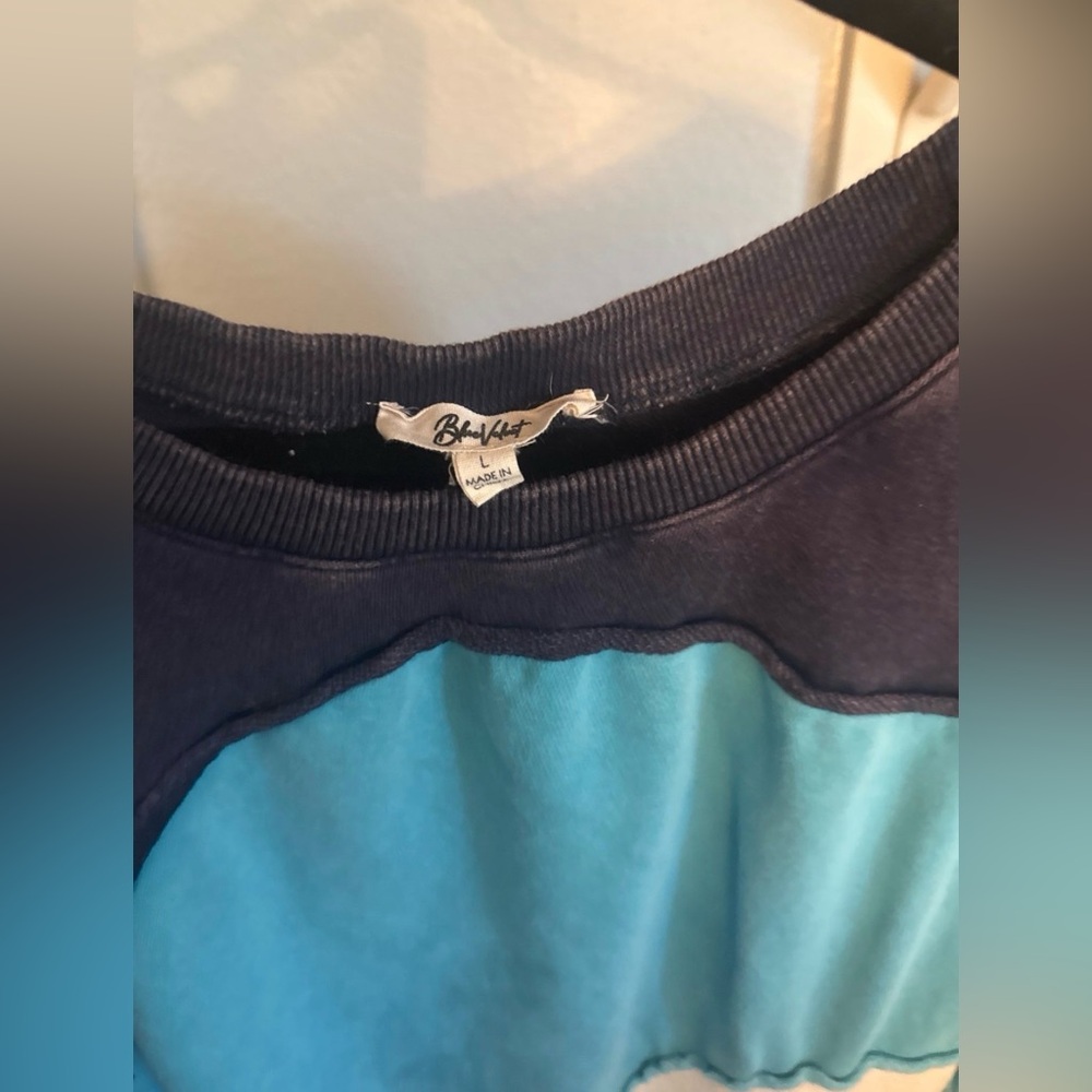 BlueVelvet Colorblock Sweatshirt in Blue and White with Pockets Large - Picture 3 of 9